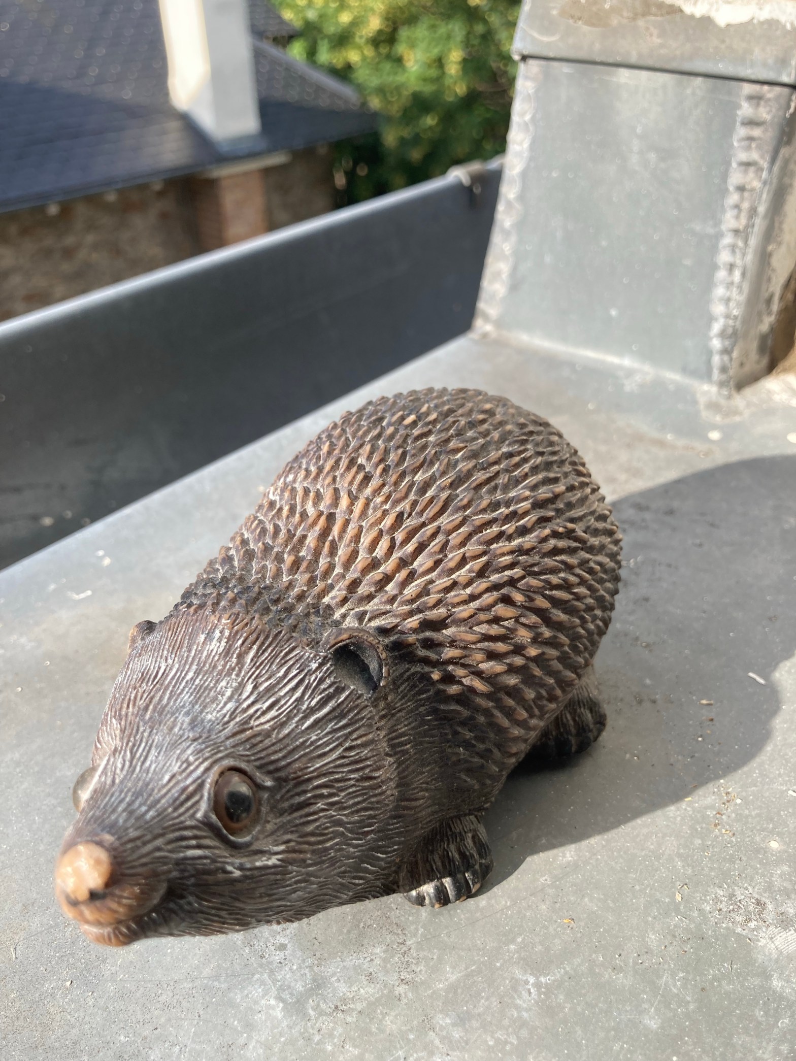 Un petit hérisson (avec un air très sympathique) pour décorer le jardin.