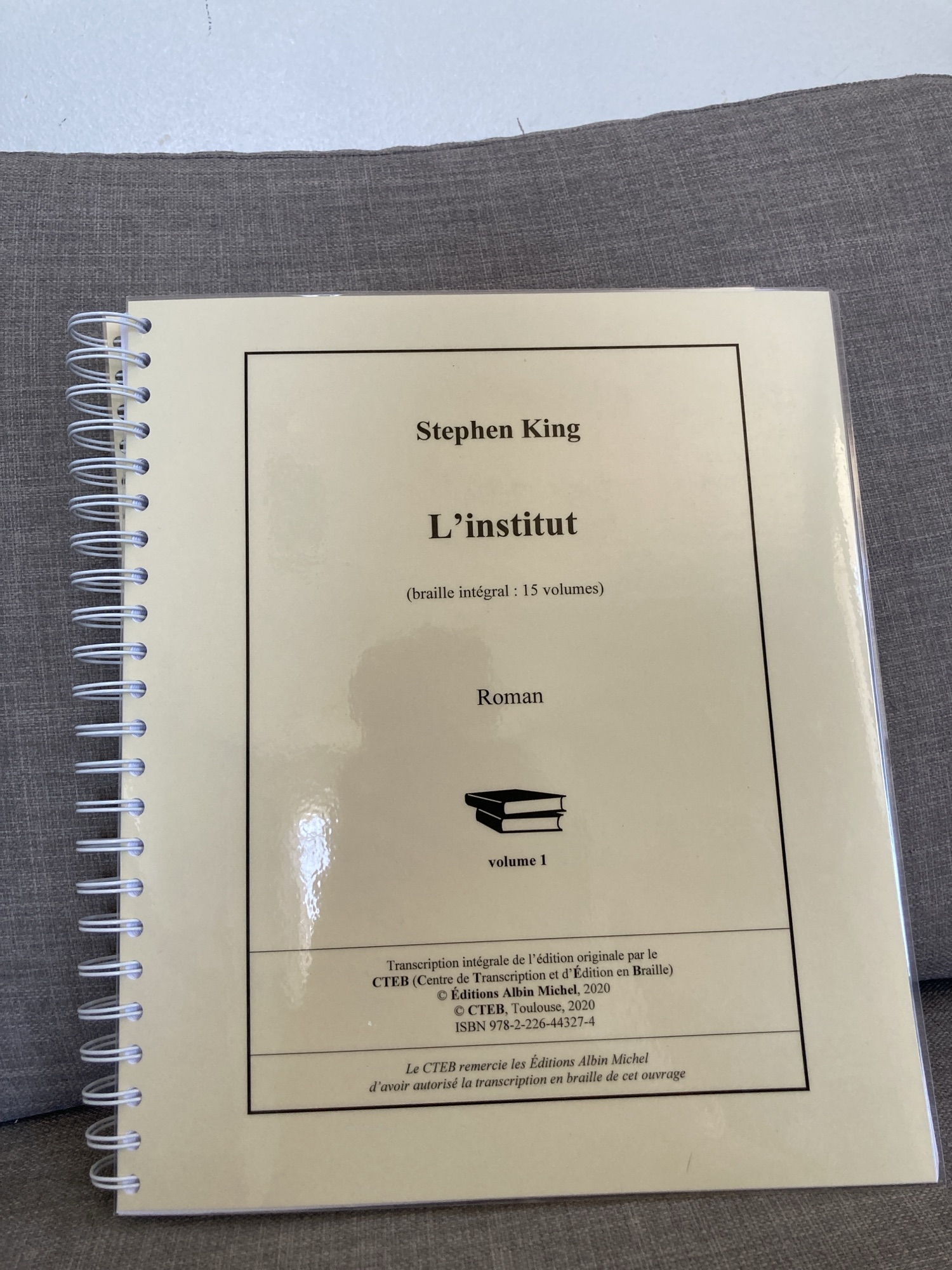 Couverture du livre en braille intégral (volume 1/15) de L’Institut de Stephen King