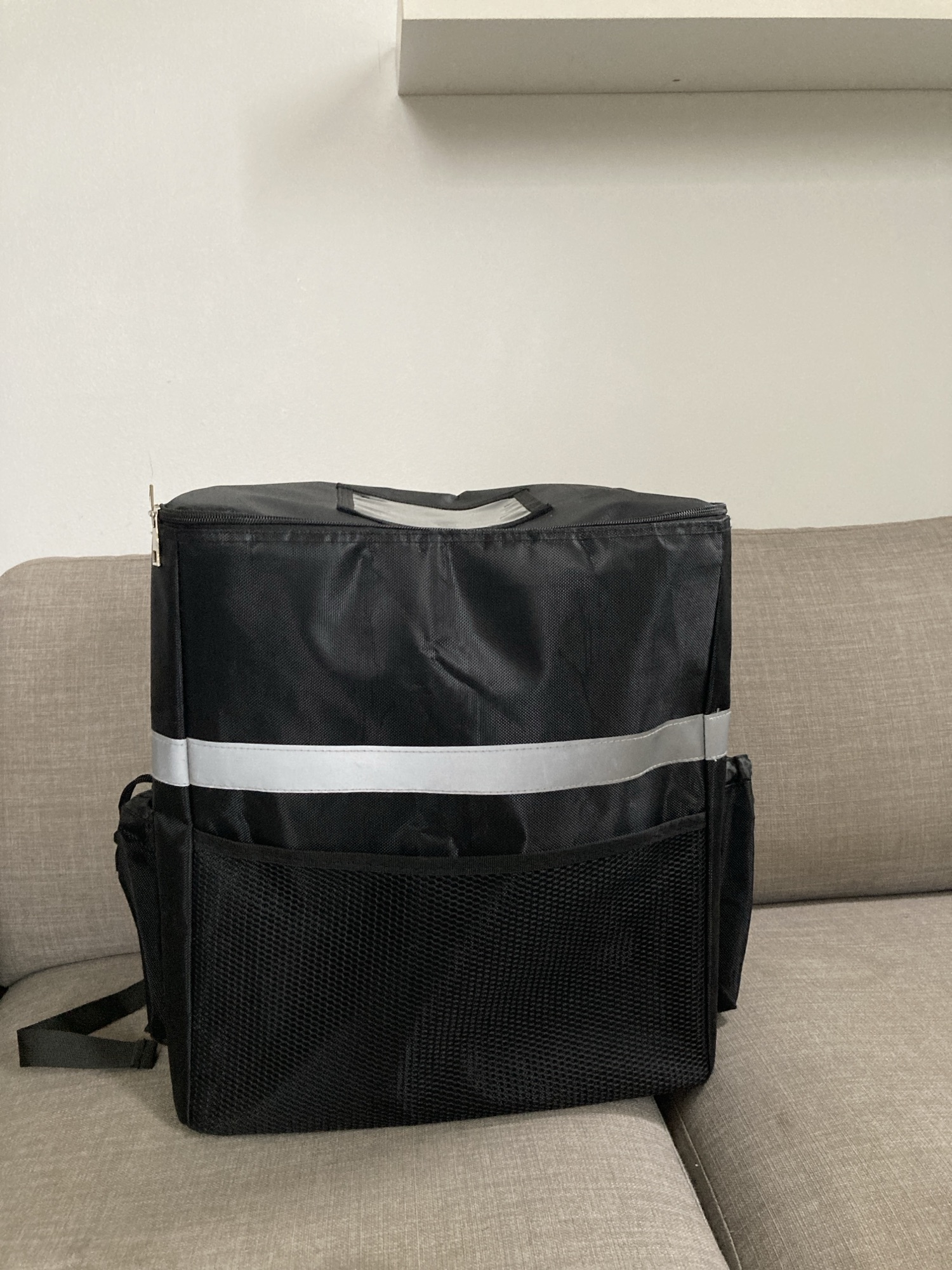 De face un sac à dos assez grand de forme cubique.