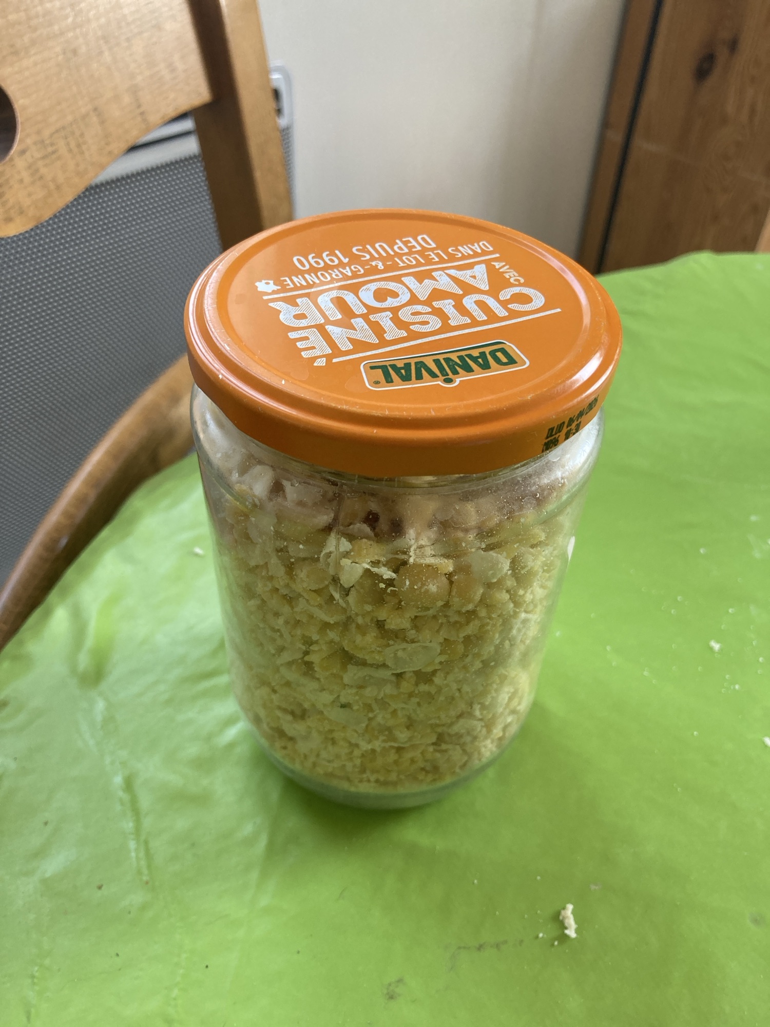 Un bocal en verre contenant du houmous.